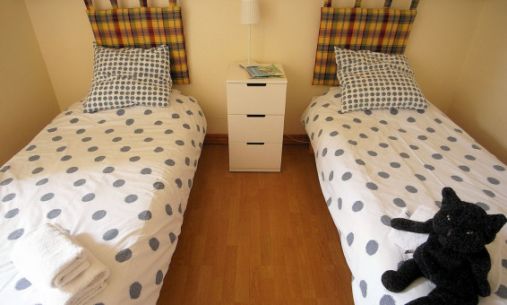Poire gite twin room with space for a cot